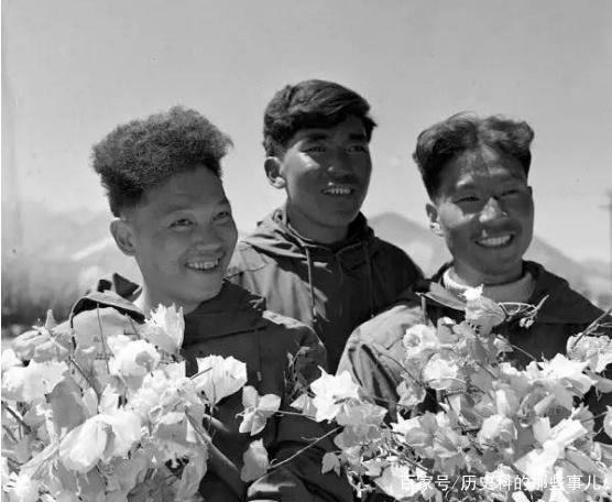 △1960年5月25日凌晨4點20分，中國登山隊隊員成功登上珠穆朗瑪峰。（右起）王富洲、貢布（藏族）和屈銀華。